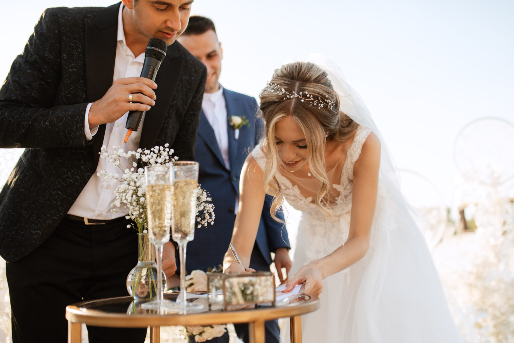 braut lächelt bei Unterschrift am pier bei der zeremonie planung stevanello weddings